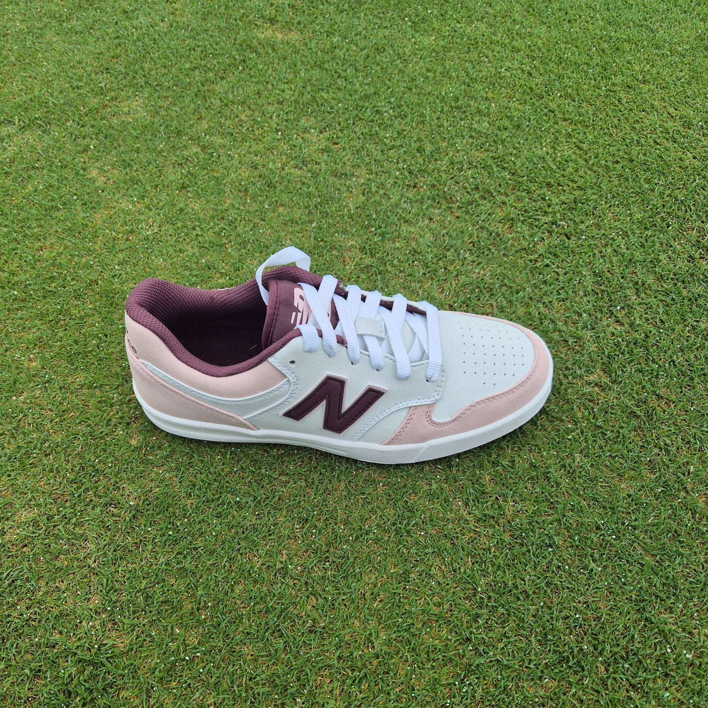 WMNS Fresh Foam Links White/Light Pink